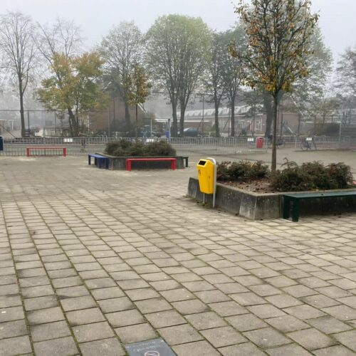 Parkbank Danielle 52 Voordelig zitplezier op speel- en schoolplein. Parkbank Danielle. Duurzaam en voordelig straatmeubilair. Volbad verzinkt, dus bestand tegen alle weersomstandigheden.